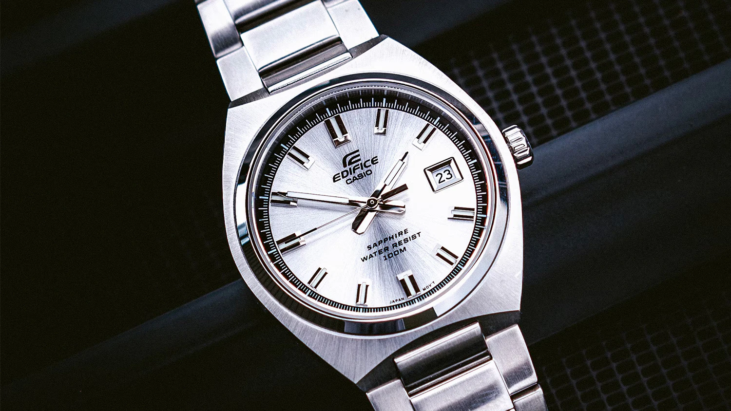Hodinky Casio EFB-109D-7AVEF položené na palubovke auta