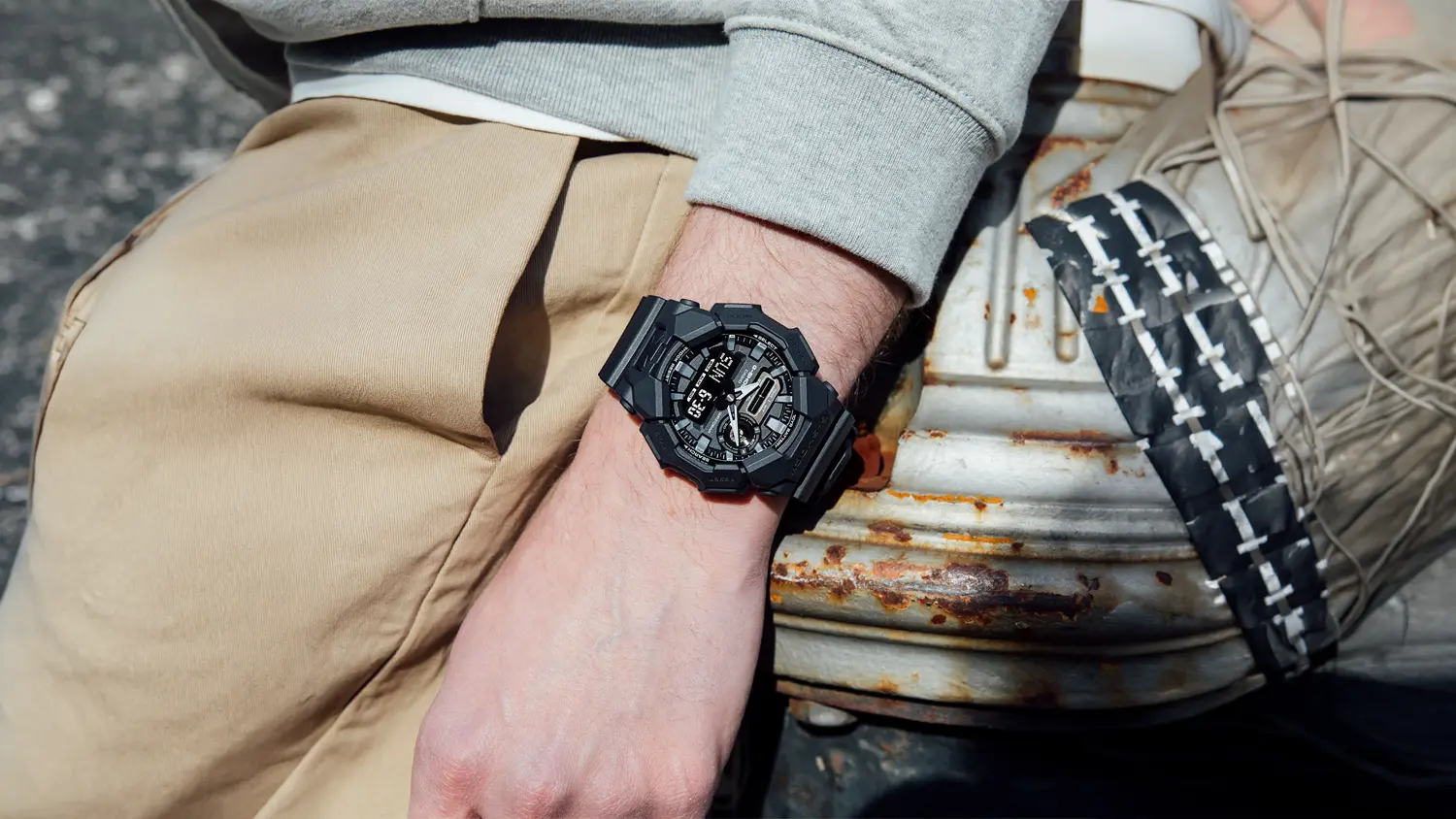 Ruka a na nej hodinky Casio G-SHOCK GA-010-1A1ER