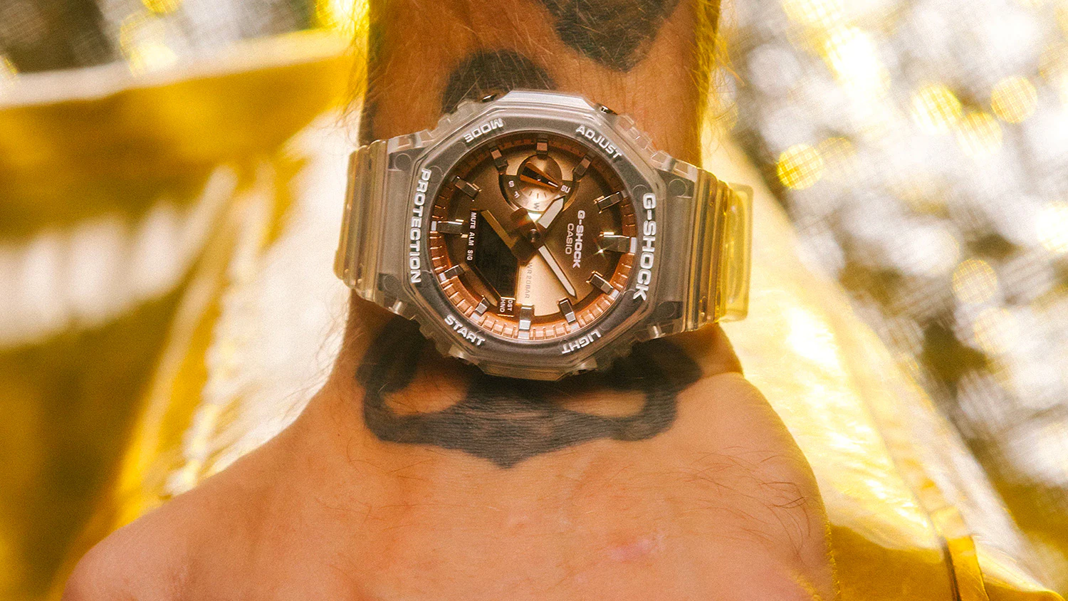 Náramkové hodinky Casio GA-2100BM-7A5ER G-SHOCK na mužskej ruke