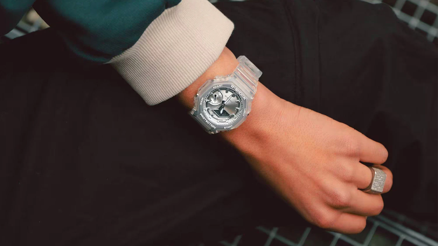Náramkové hodinky Casio GA-2100BM-7A8ER G-SHOCK na mužskej ruke