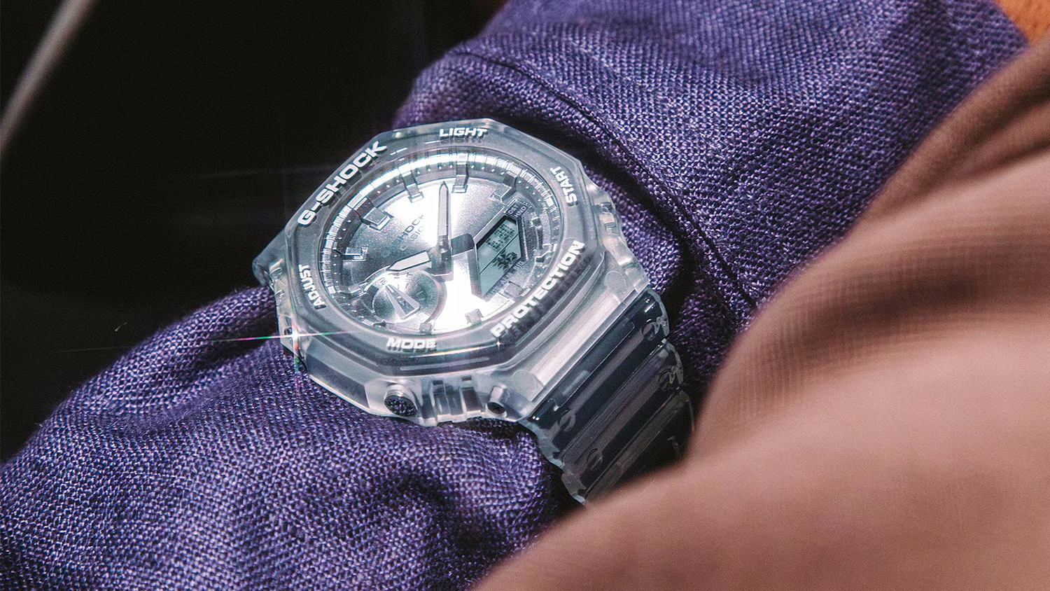 Detail ciferníka a priehľadného remienka hodiniek Casio GA-2100BM-7A8ER G-SHOCK