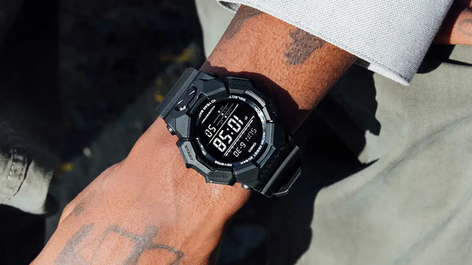 N&aacute;ramkov&eacute; hodinky Casio G-SHOCK GD-010-1A1ER s pozad&iacute;m