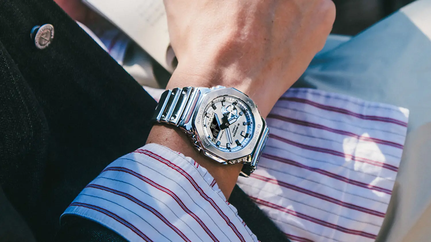 Mužsk&aacute; ruka s hodinkami Casio G-SHOCK GM-2100YM-8AER