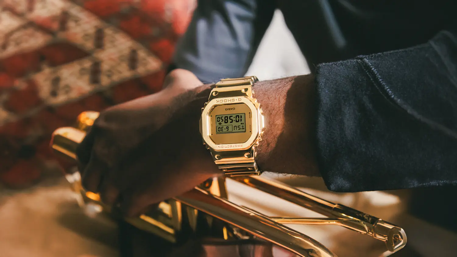 Pánské náramkové hodinky Casio GM-5600YMG-9ER G-SHOCK na ruce