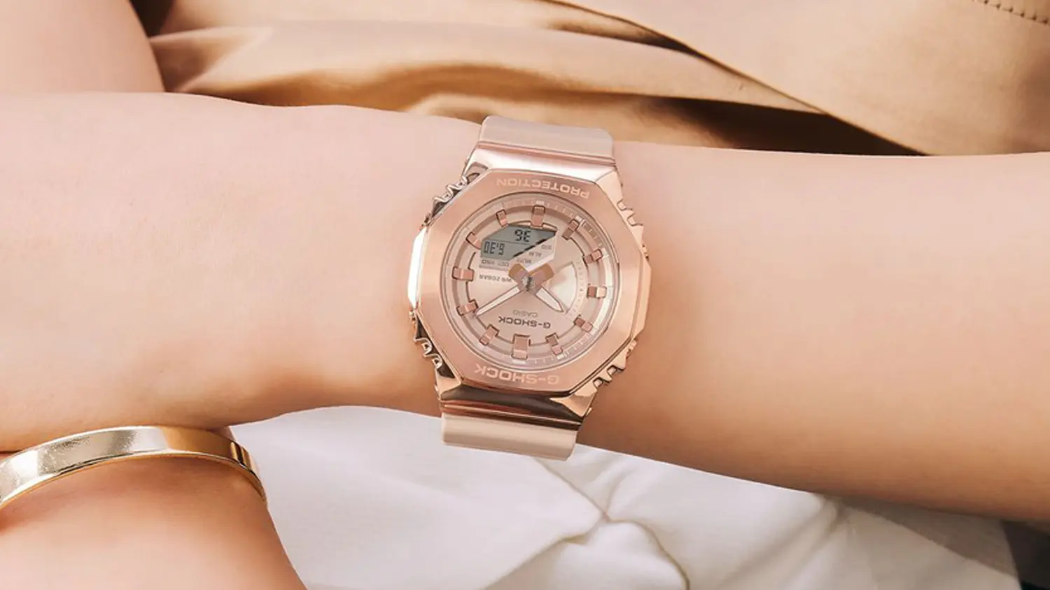 Žena s hodinkami Casio na ruce