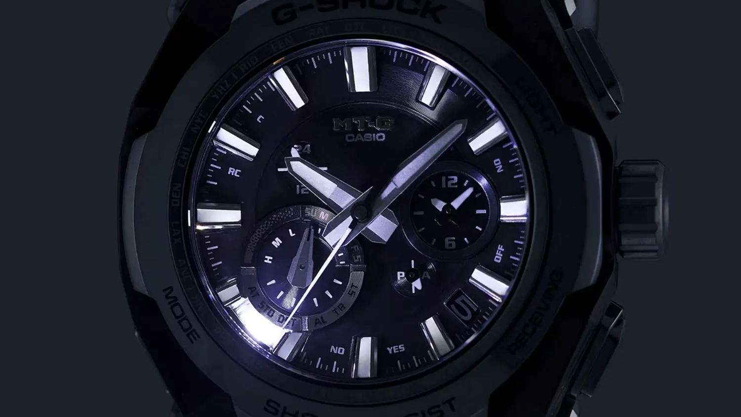 Osvetlen&yacute; displej hodiniek Casio MTG-B4000-1AER G-SHOCK