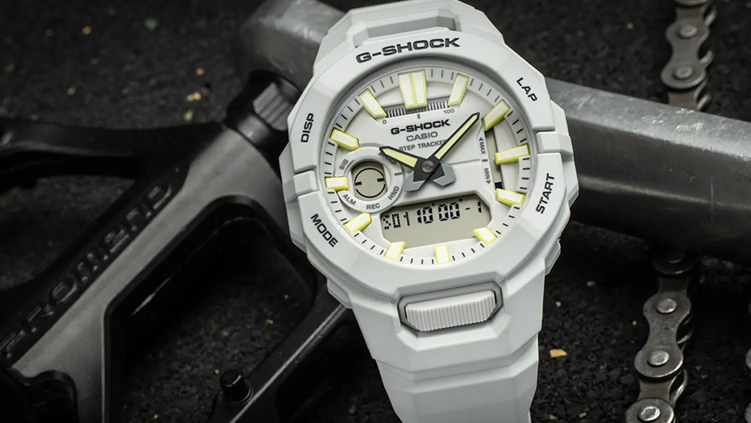 Detail kon&scaron;trukcie p&aacute;nskych hodiniek Casio GBA-950-7AER s krokomerom