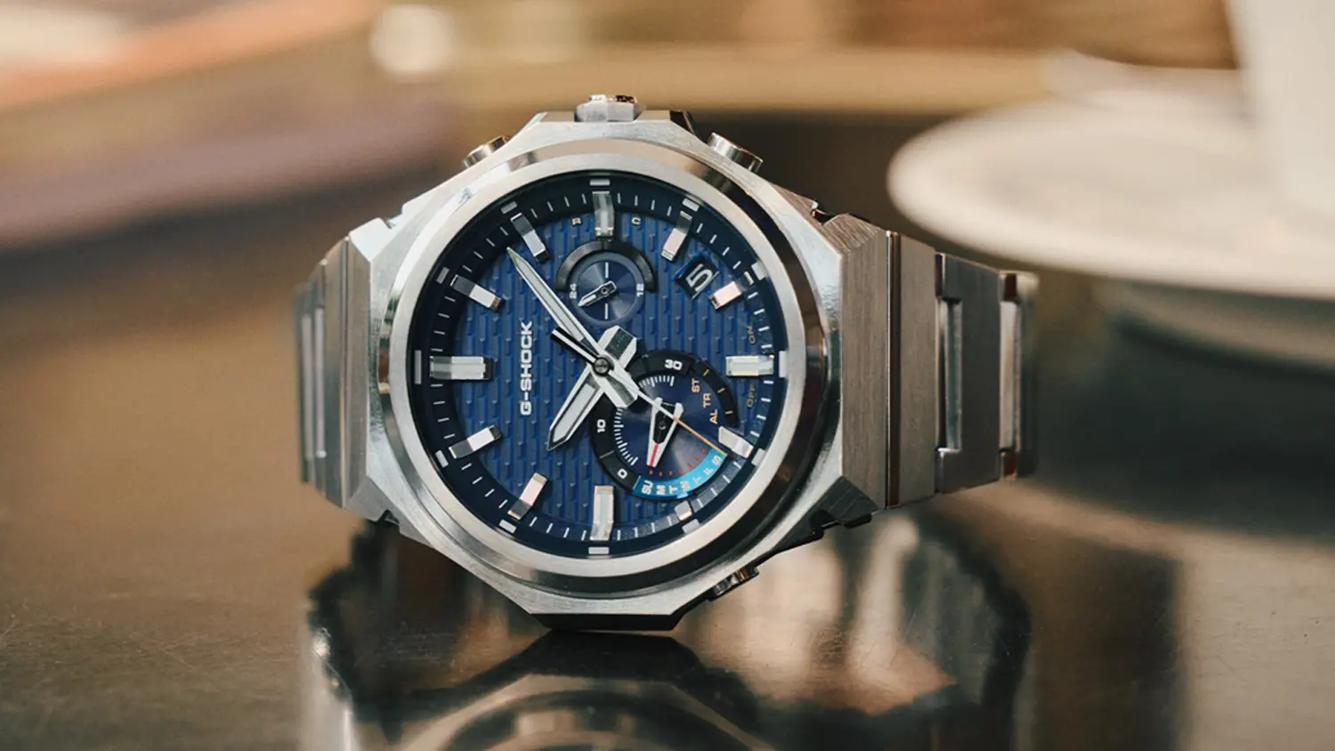 Hodinky Casio G-SHOCK GST-B1000D-2AER položen&eacute; na stole