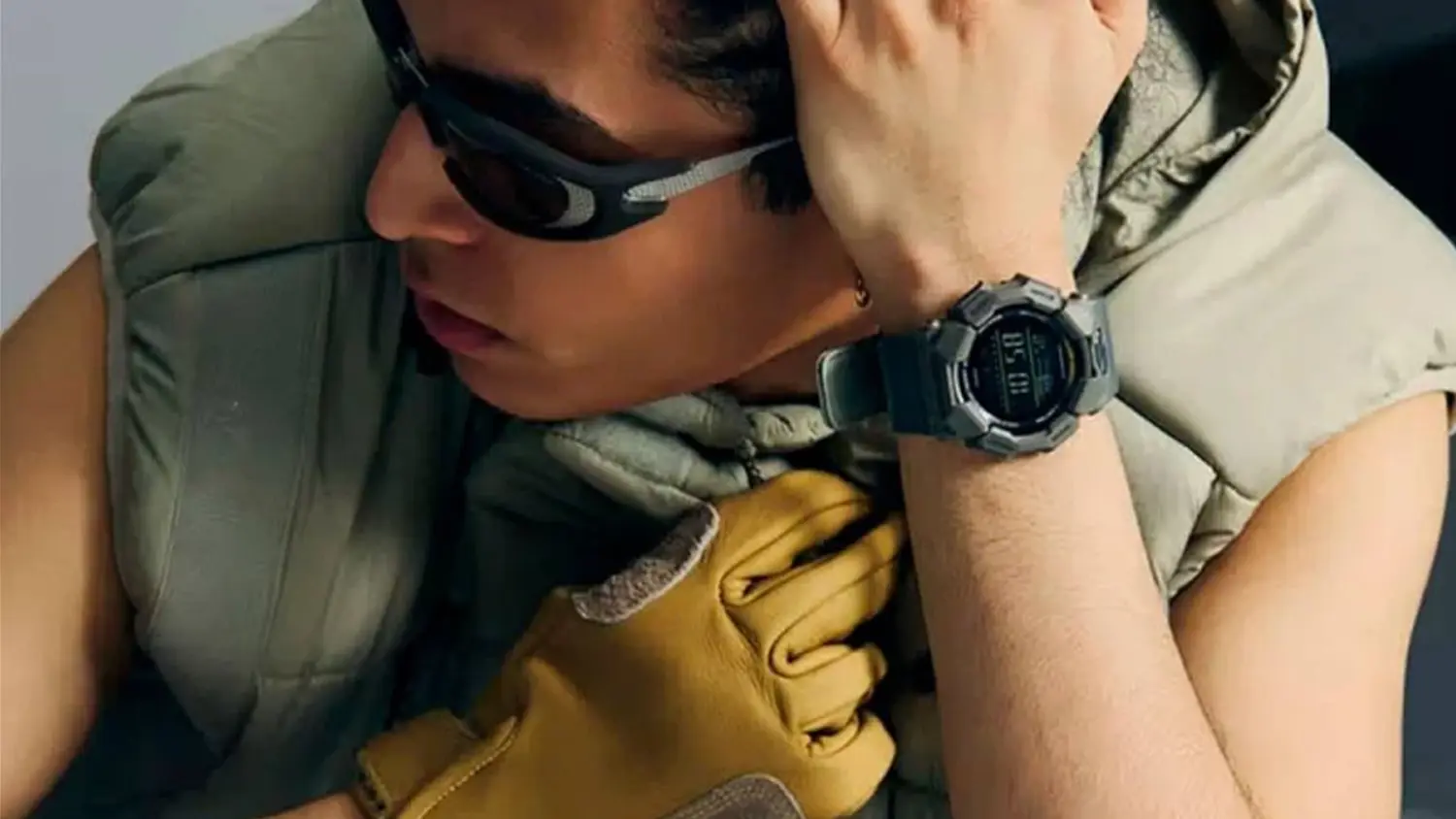 Muž s n&aacute;ramkov&yacute;mi hodinkami Casio GD-010CE-5ER na ruke