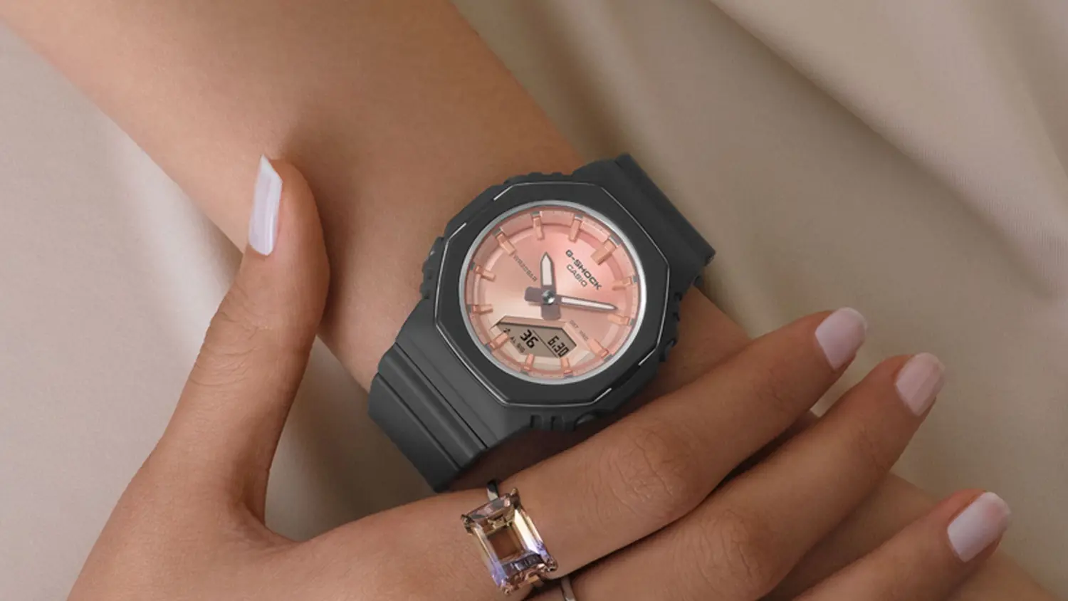 Digit&aacute;lne hodinky Casio G-Shock GMA-P2110SC-4A