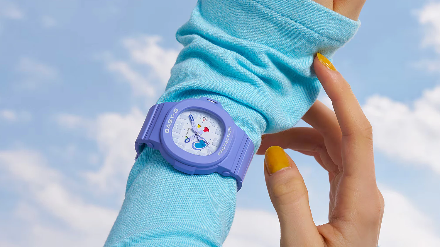 Fialové hodinky Casio nasazené na zápěstí
