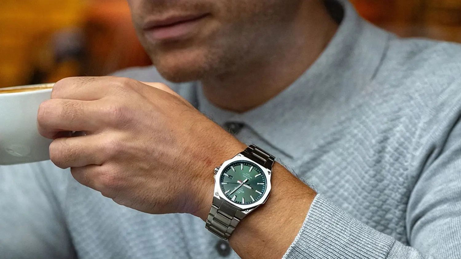 Muž s hodinkami Casio EFR-S108DE-3AVUEF
