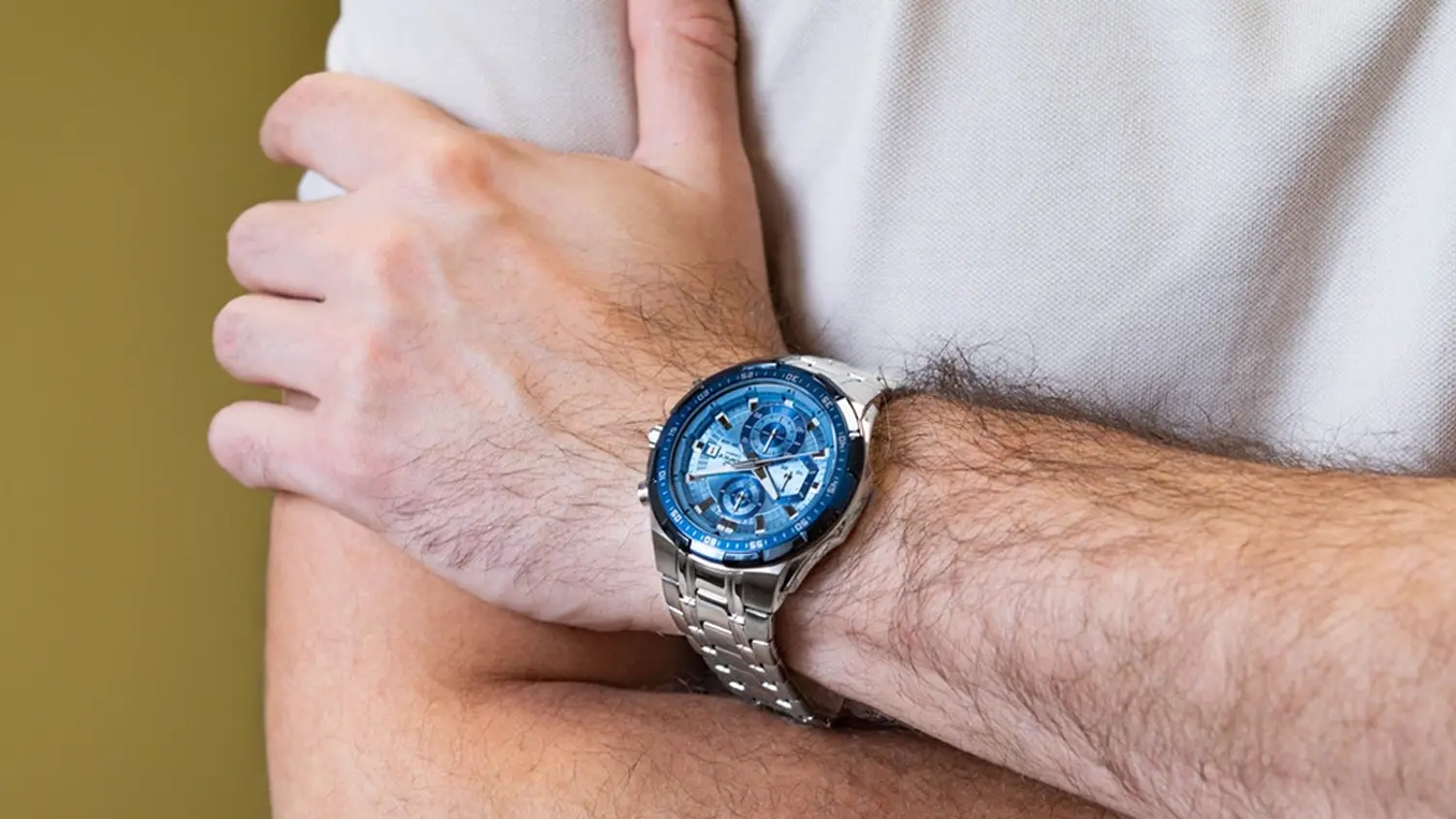 Hodinky Casio z radu EDIFICE s pretekárskou dráhou v pozadí