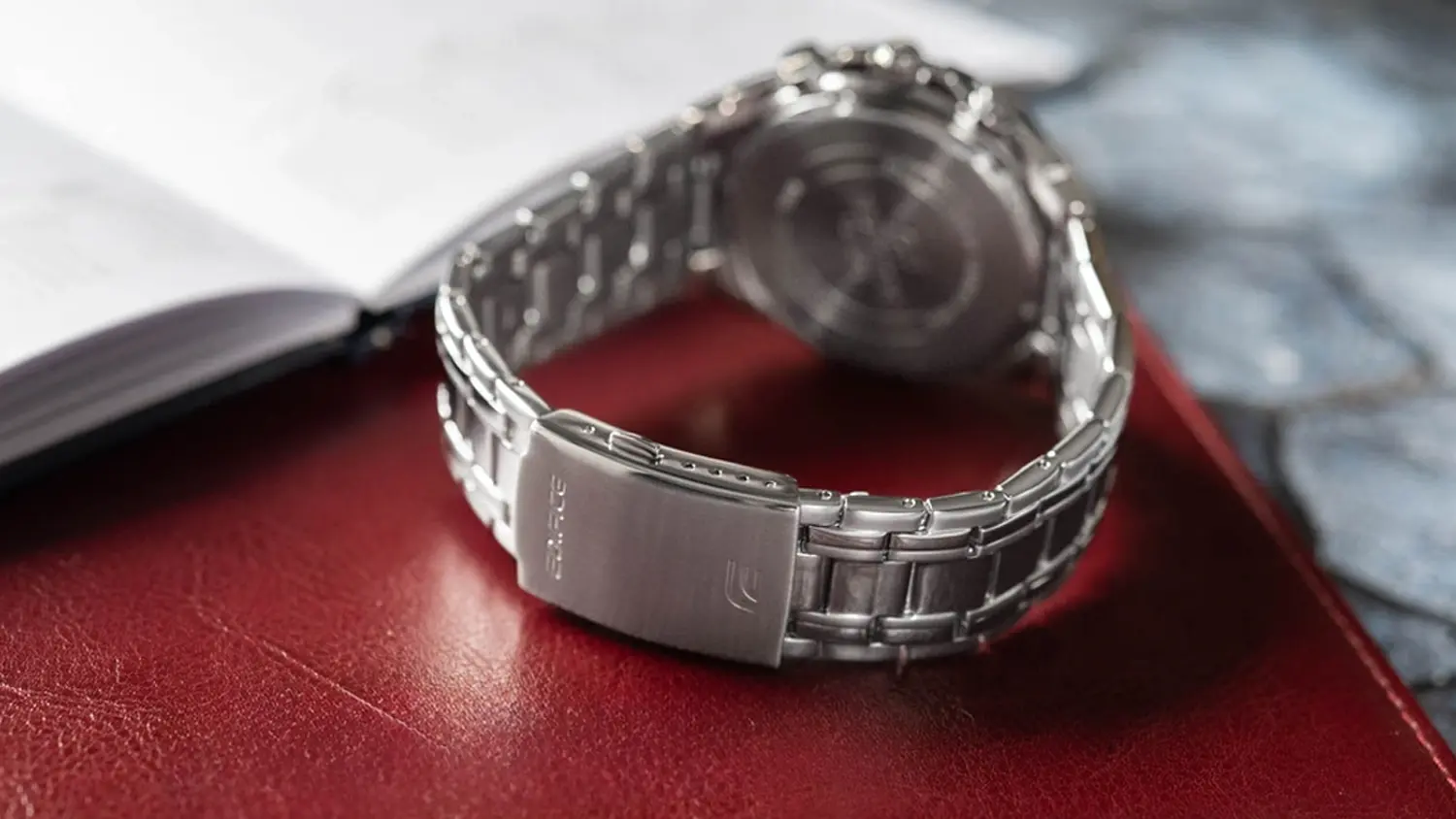 Muž pláva v bazéne s hodinkami Casio EDIFICE EFR-539DE-2AVUEF na ruke