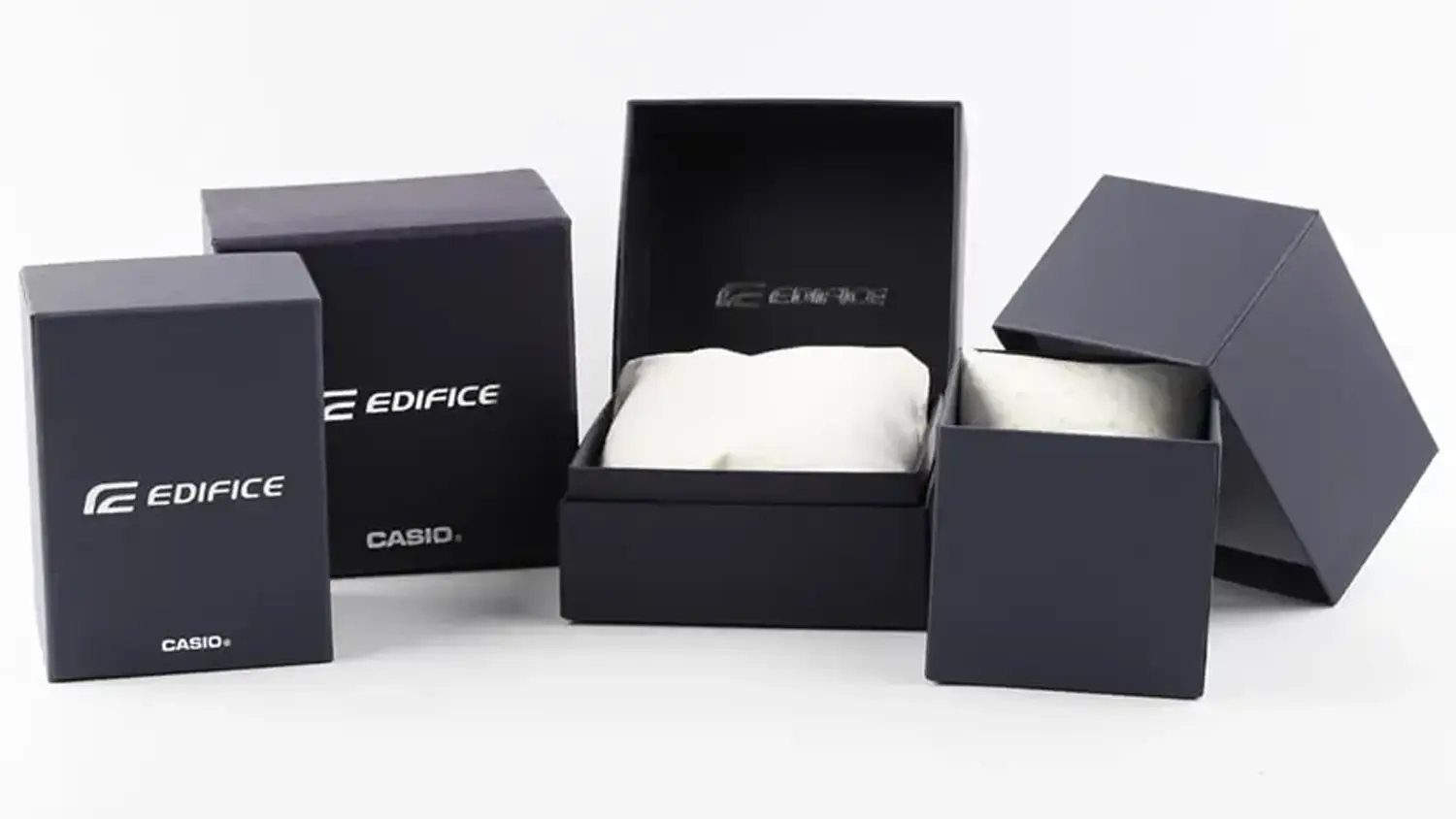 Muž pl&aacute;va v baz&eacute;ne s hodinkami Casio EDIFICE EFR-539DE-3AVUEF na ruke