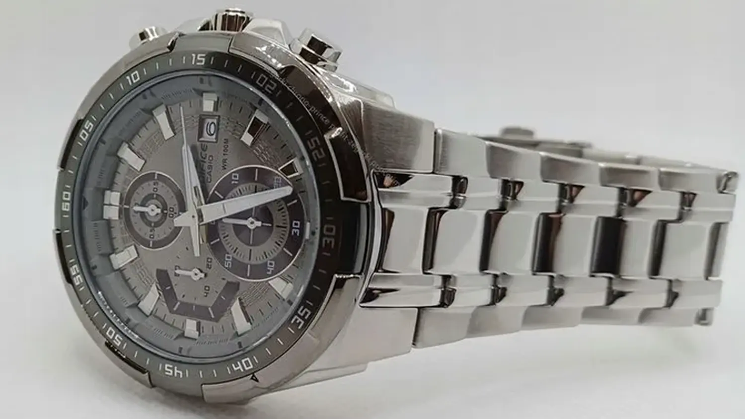Hodinky Casio z radu EDIFICE s pretek&aacute;rskou dr&aacute;hou v pozad&iacute;