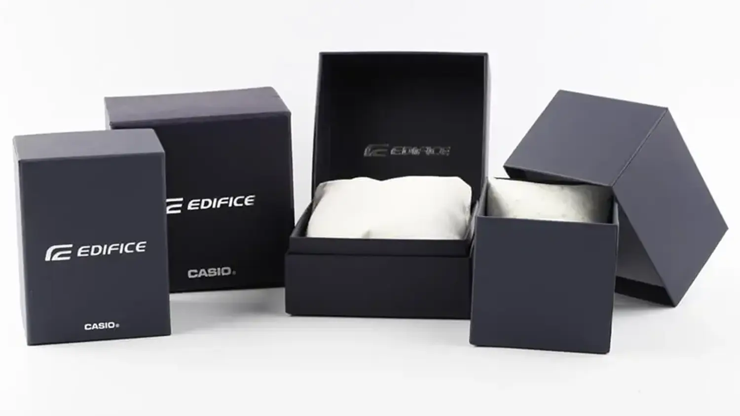 Muž pl&aacute;va v baz&eacute;ne s hodinkami Casio EDIFICE EFR-539DE-8AVUEF na ruke