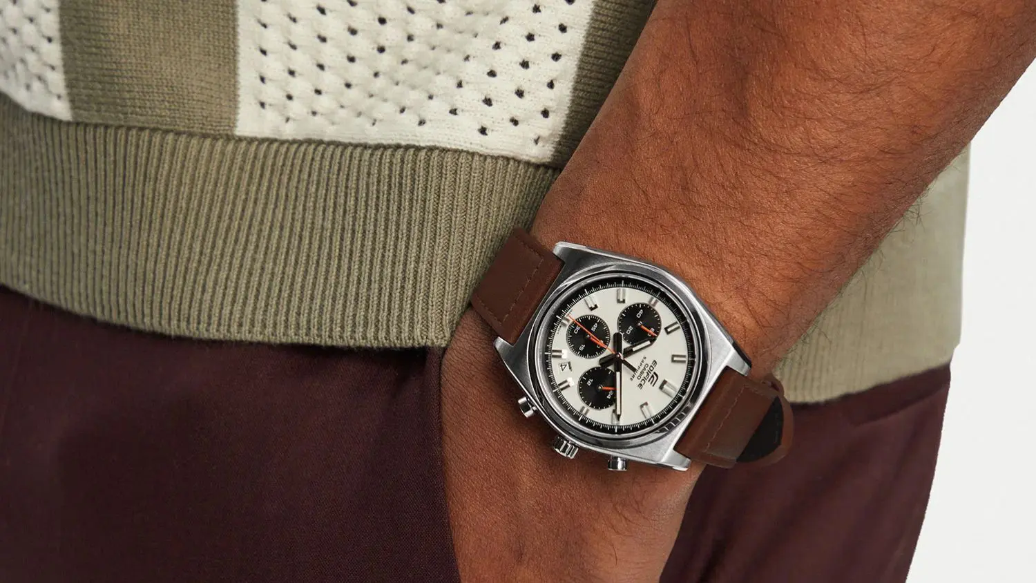Ruka vo vrecku s hodinkami Casio EFB-730L-7AVUEF