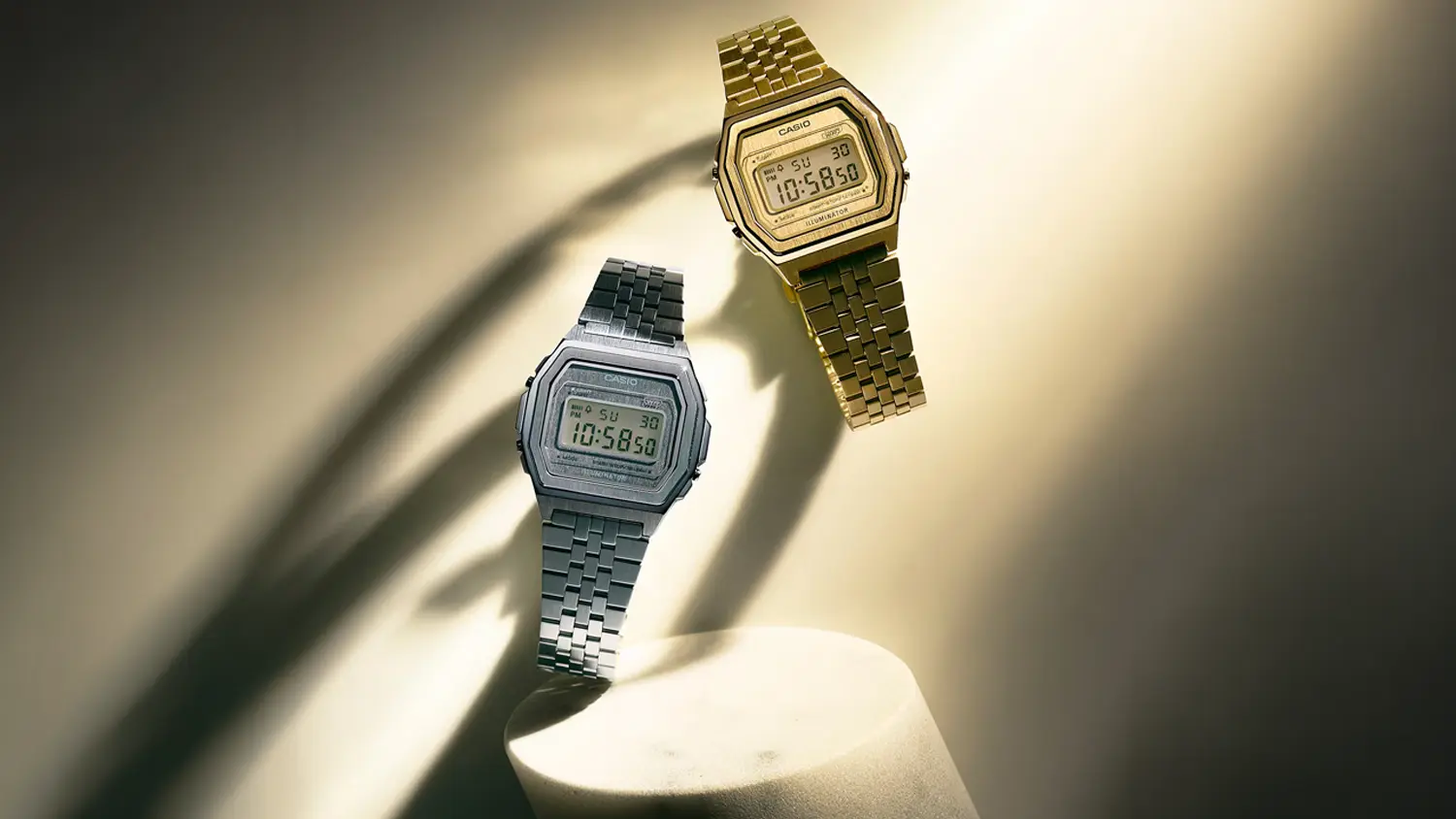 Ikonické náramkové hodinky Casio na světlém pozadí