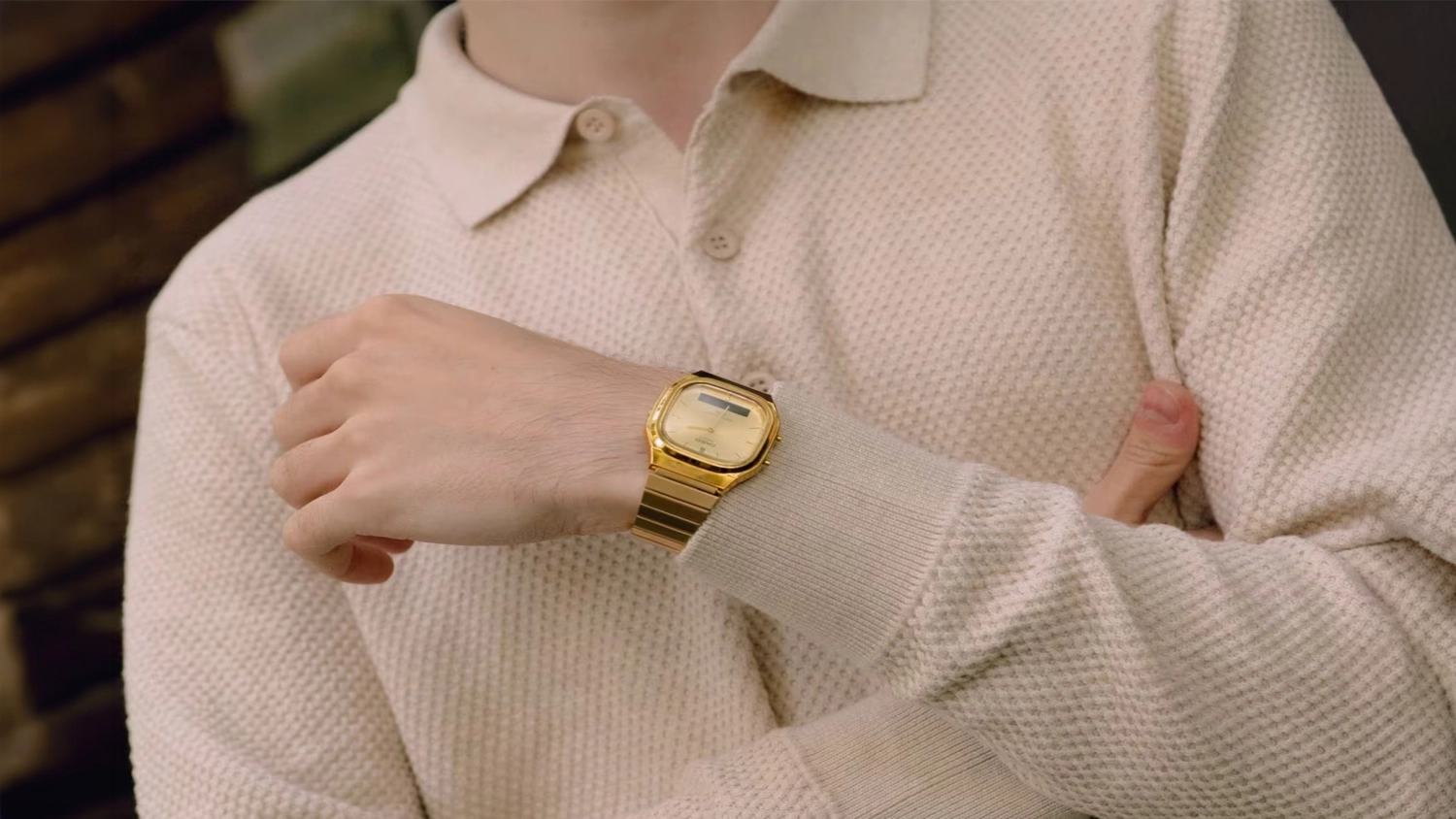 Muž nosí hodinky Casio AQ-240EG-9AEF Vintage zlaté