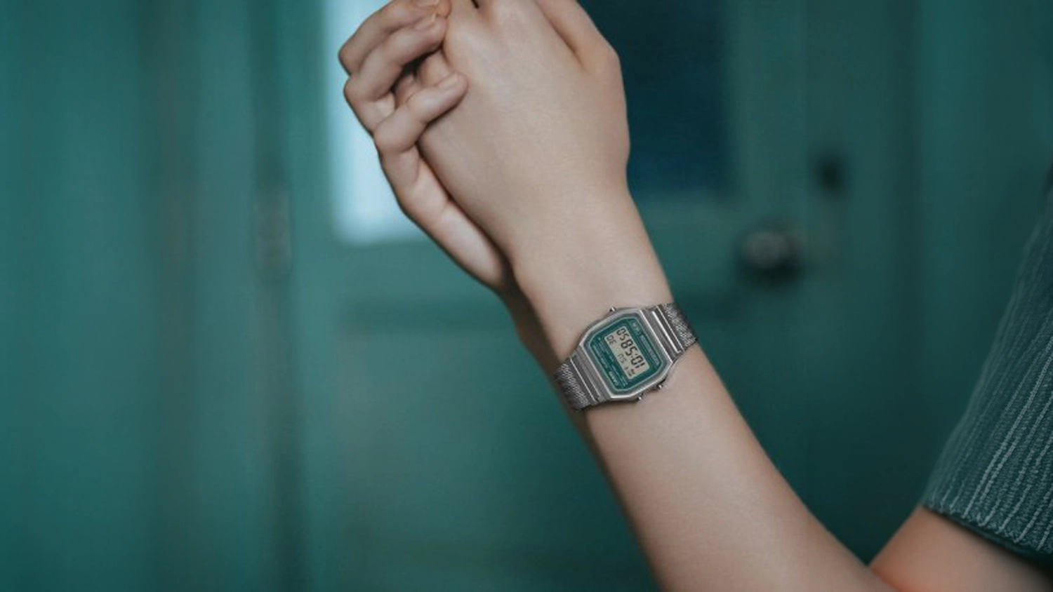 Žena m&aacute; na ruke unisexov&eacute; n&aacute;ramkov&eacute; hodinky Casio A158WEM-3EF