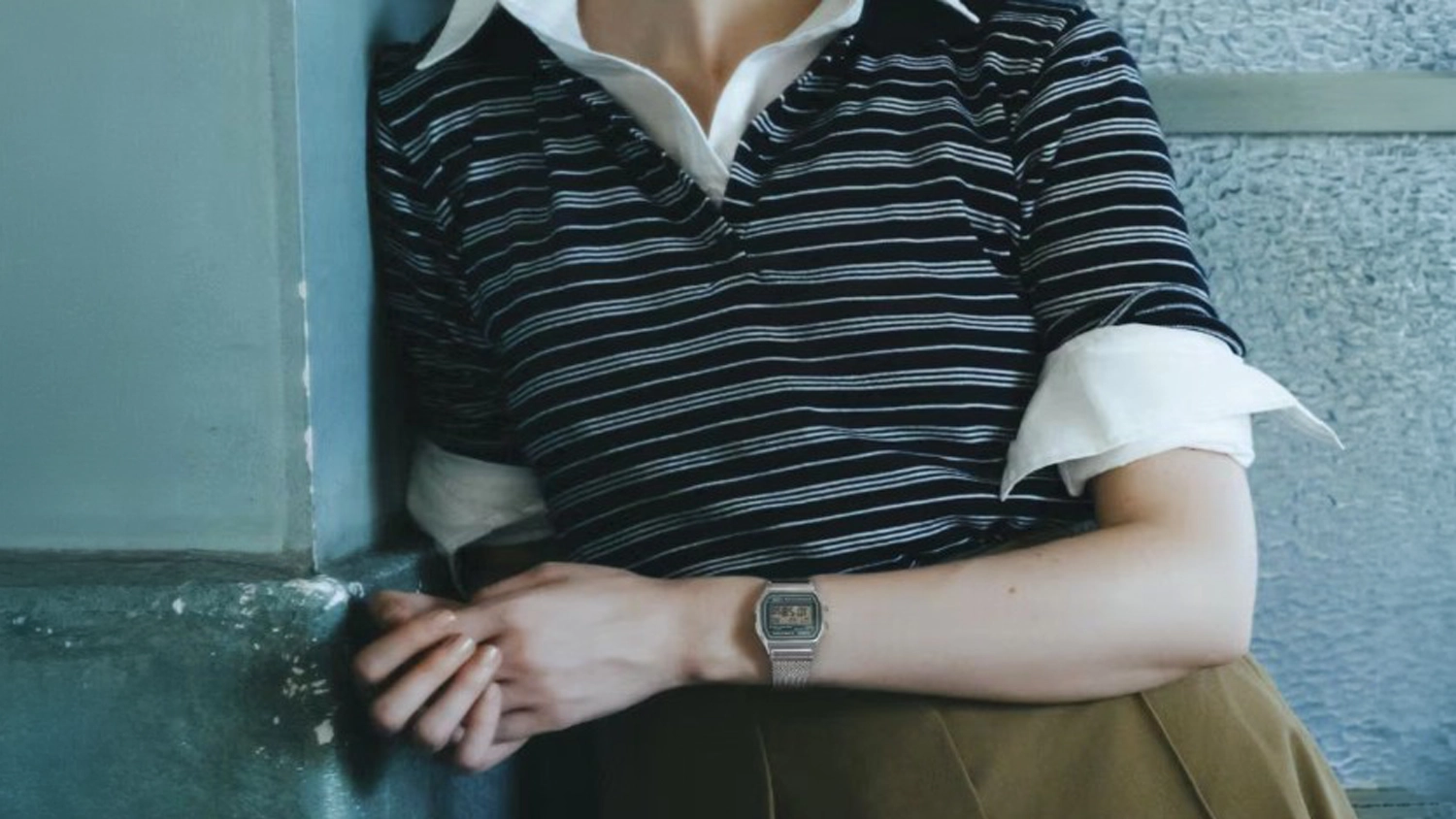 Žena nos&iacute; unisex n&aacute;ramkov&eacute; hodinky Casio A158WEM-3EF