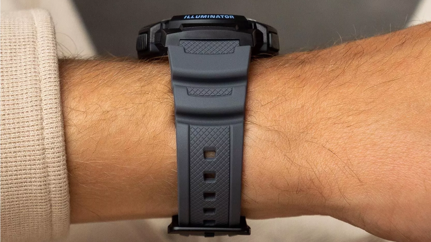 P&aacute;nsk&eacute; n&aacute;ramkov&eacute; hodinky Casio AE-1000W-8AVEF čierne na ruke bočn&yacute; pohľad