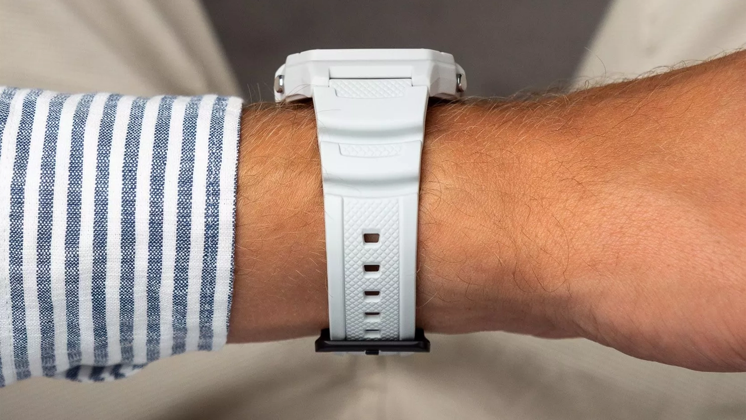 Muž má na ruce hodinky Casio W-218H-8BV