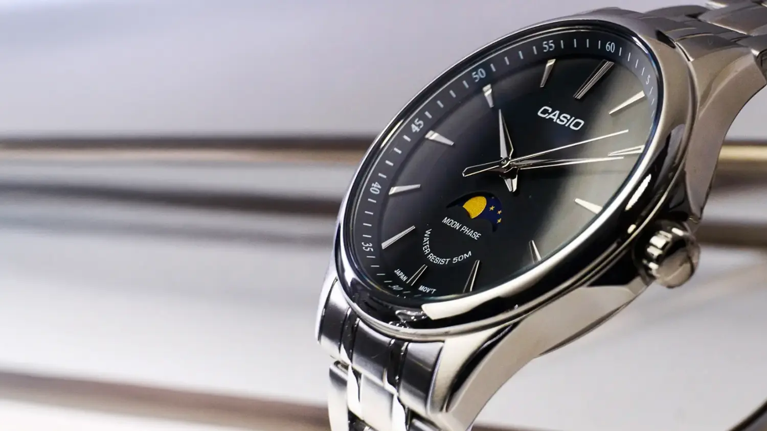 N&aacute;ramkov&eacute; hodinky Casio MTP-M110D-1AVER pohľad zbl&iacute;zka