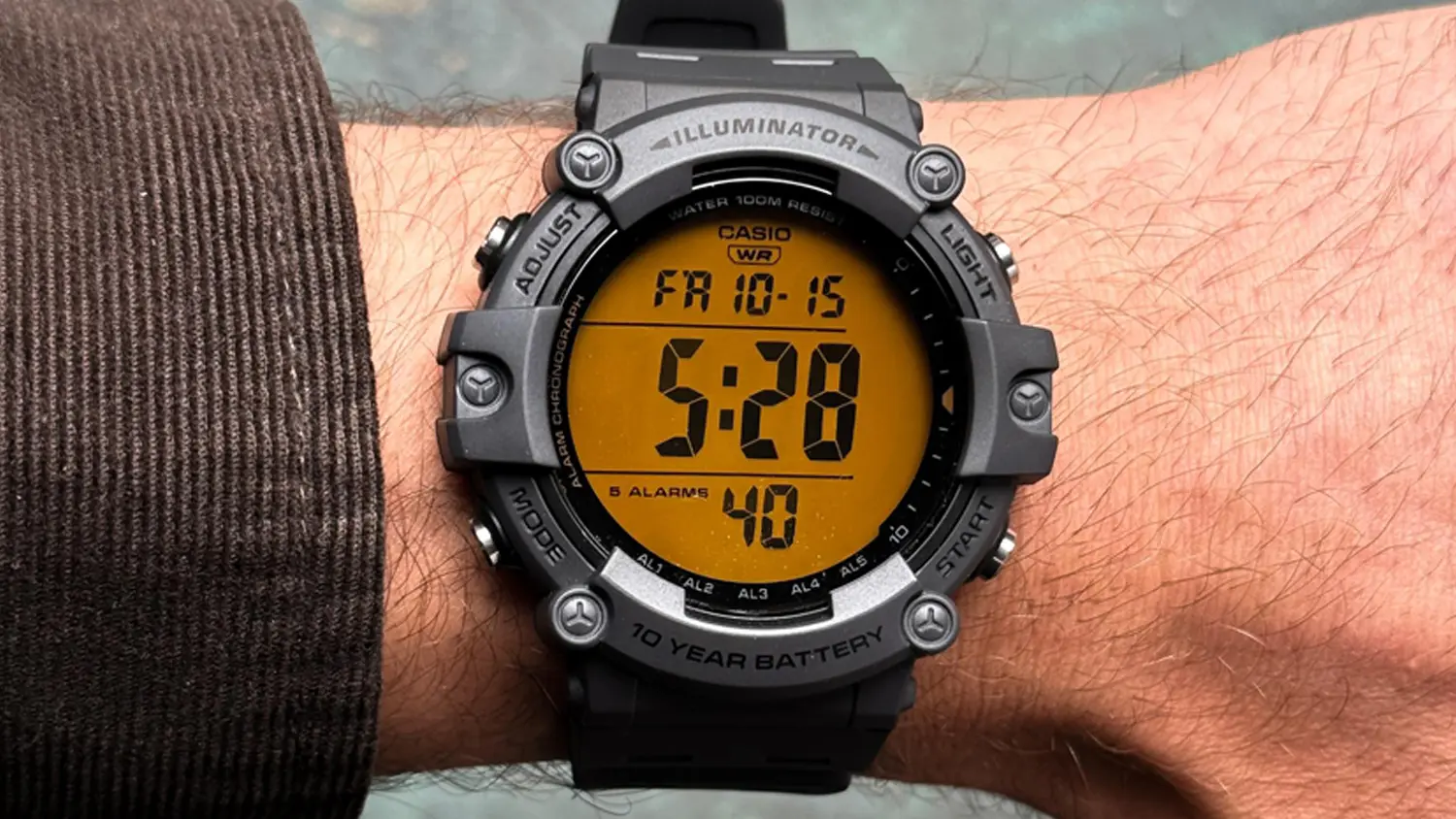 Elegantní hodinky Casio na pánském zápěstí