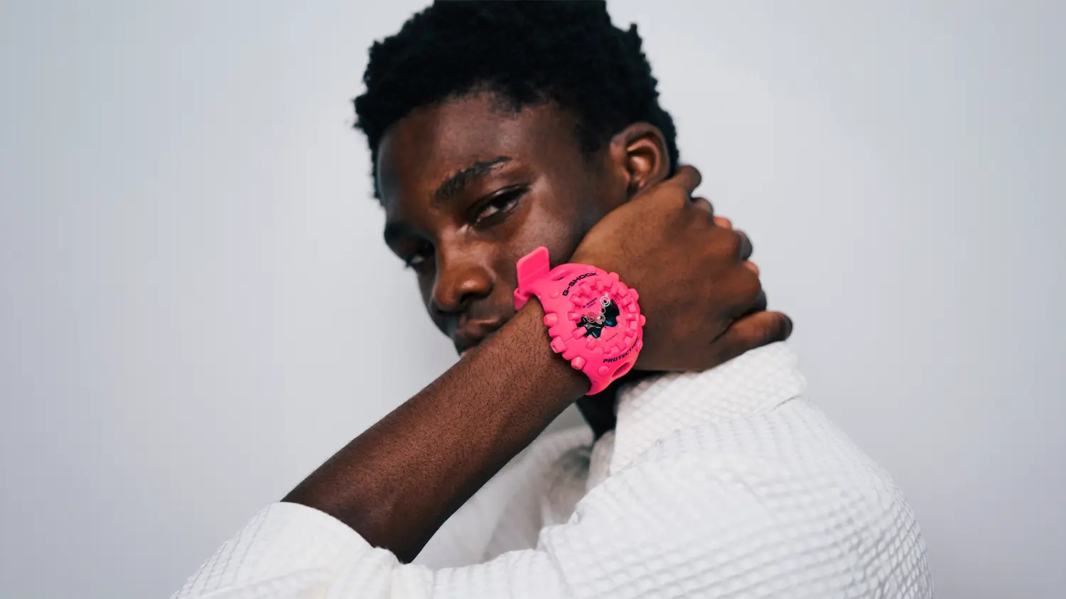 Muž s hodinkami Casio G-SHOCK GA-V01-4AER na ruce