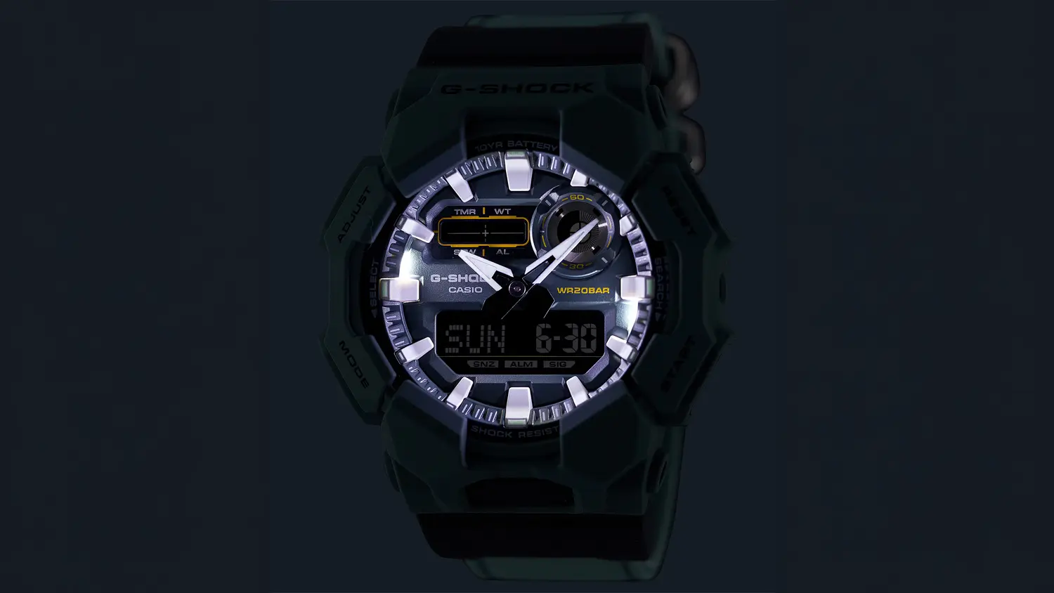 Detail LED podsvietenia p&aacute;nskych n&aacute;ramkov&yacute;ch hodiniek Casio GA-010CE-2AER