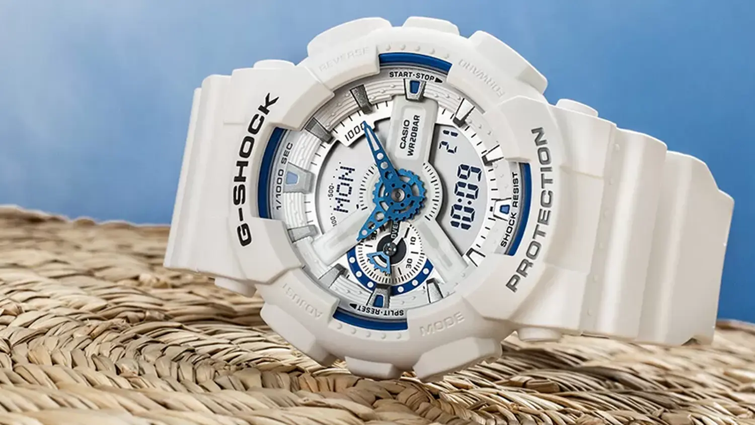 Pánske náramkové hodinky Casio GA-110HDS-7AER položené na koši