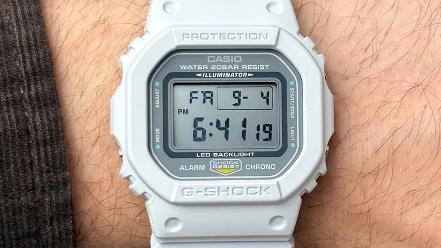 Hodinky Casio G-SHOCK DW-5600MNC-7A8ER na ruce