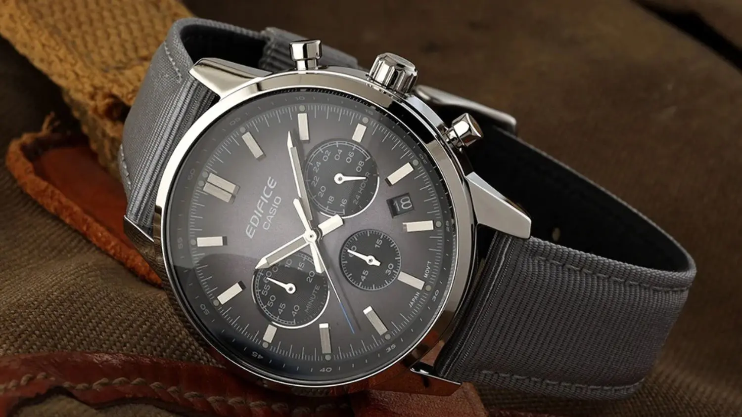 Hodinky Casio EFR-575-8AEF na stole
