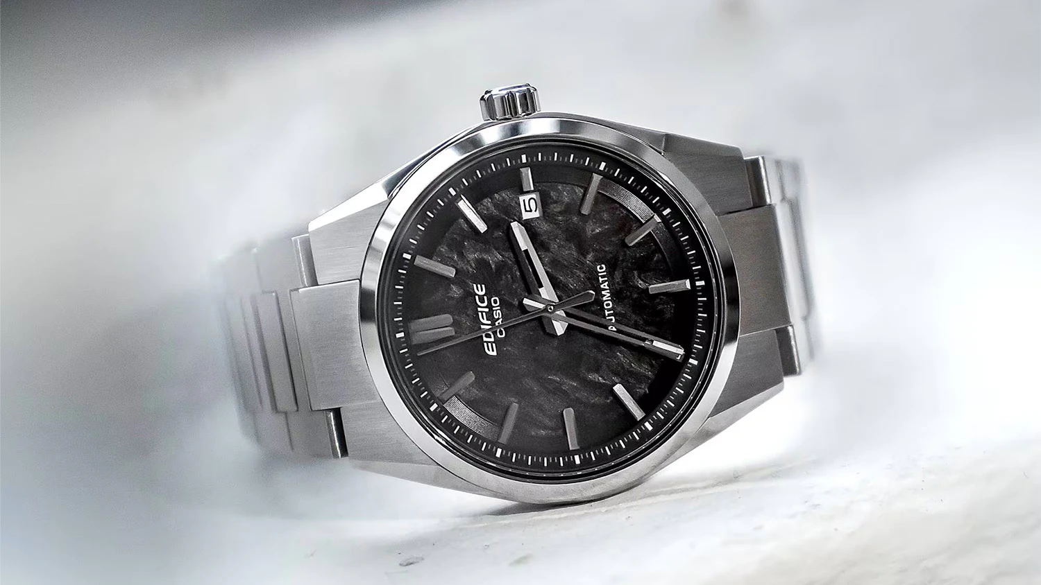 Hodinky Casio EFK-110D-1AER na stole