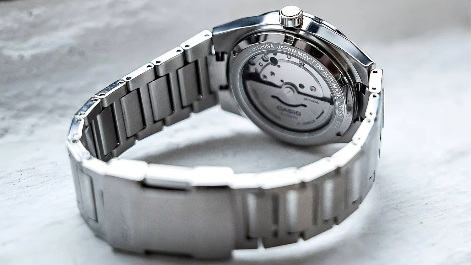 Pohled na zadní stranu hodinek Casio EFK-110D-1AER