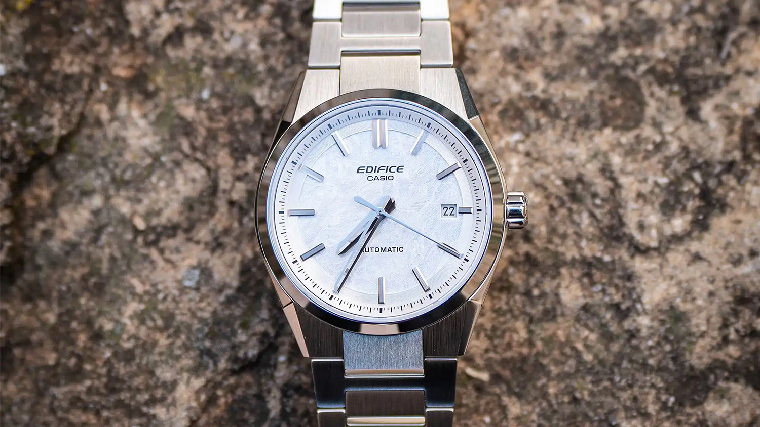 Hodinky Casio EFK-110D-7AER na stole