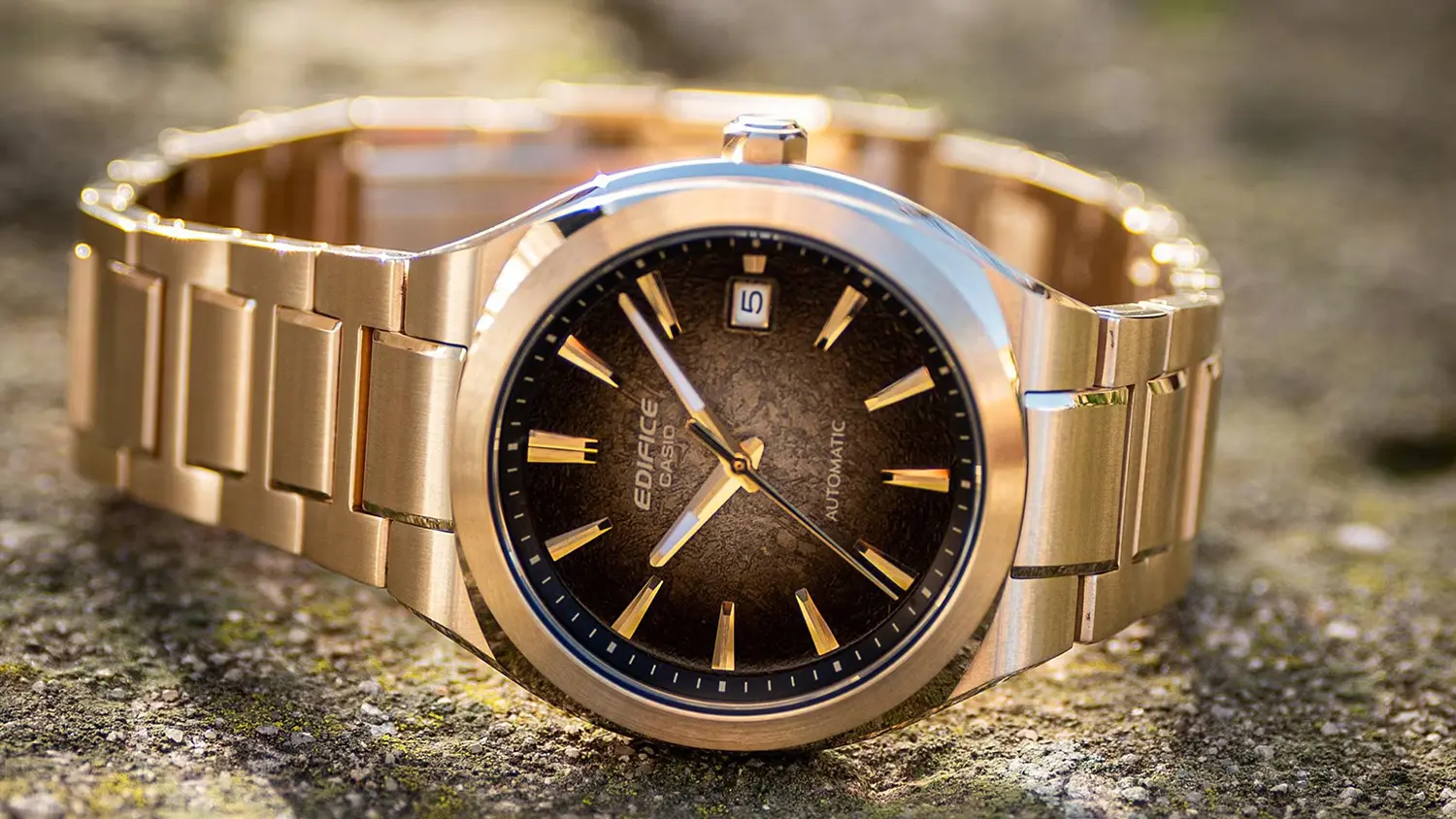 Pánské náramkové hodinky Casio EFK-200DG-5AER položené na zemi