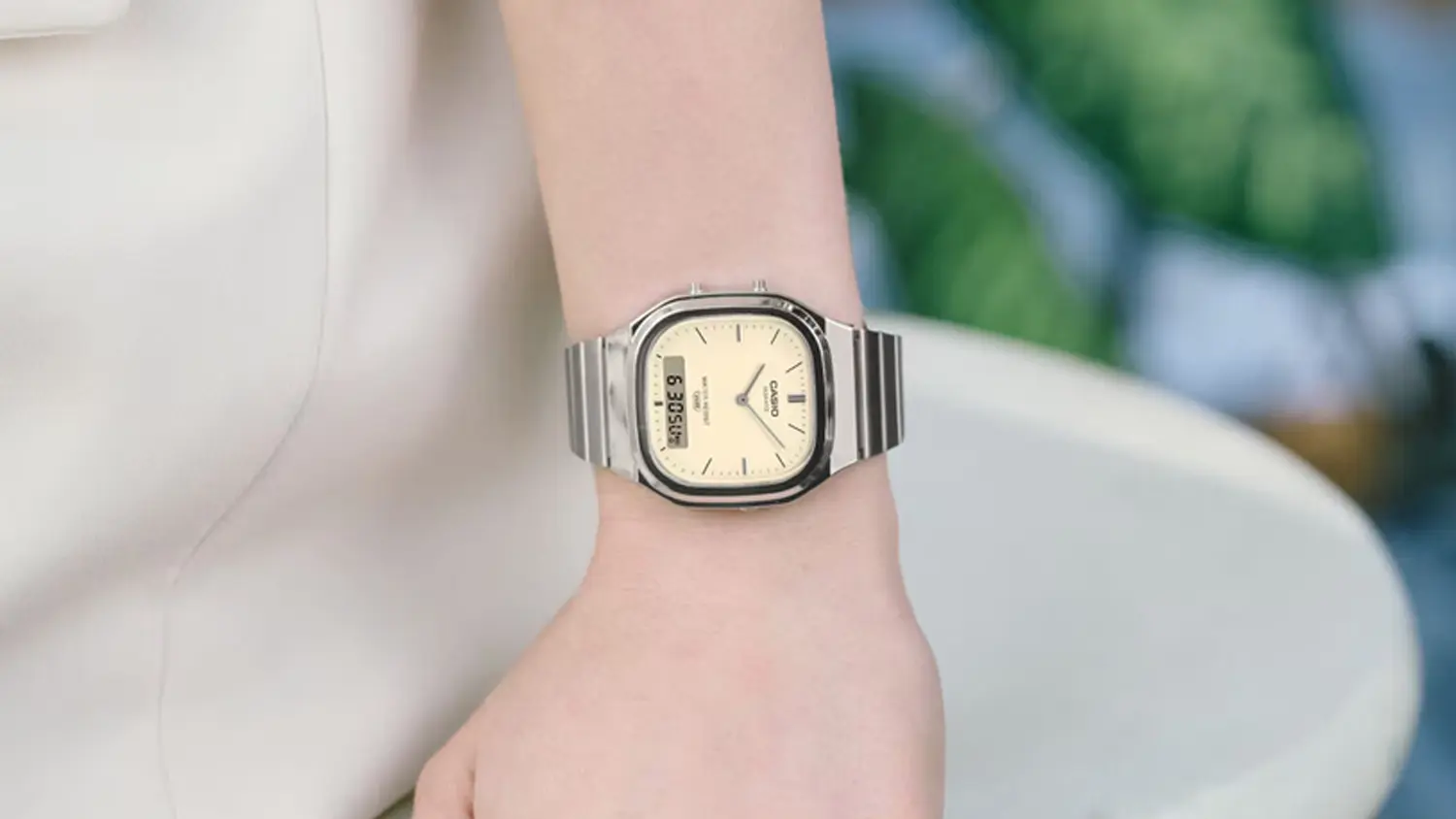 N&aacute;ramkov&eacute; hodinky Casio AQ-240E-7A2EF pohled ze strany