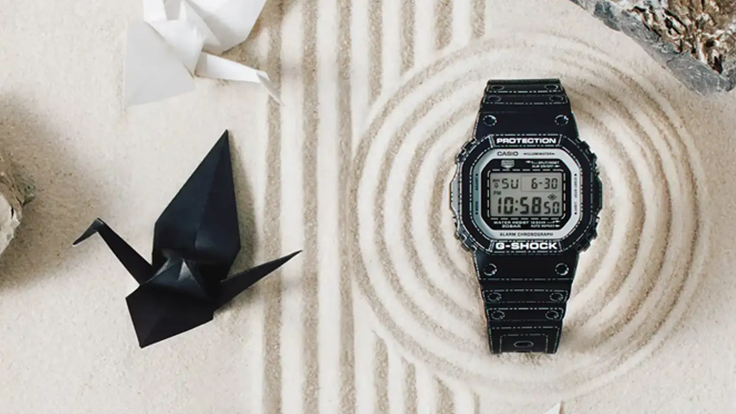 Hodinky Casio G-SHOCK DW-5600RGM-1ER mezi origami jeřáby