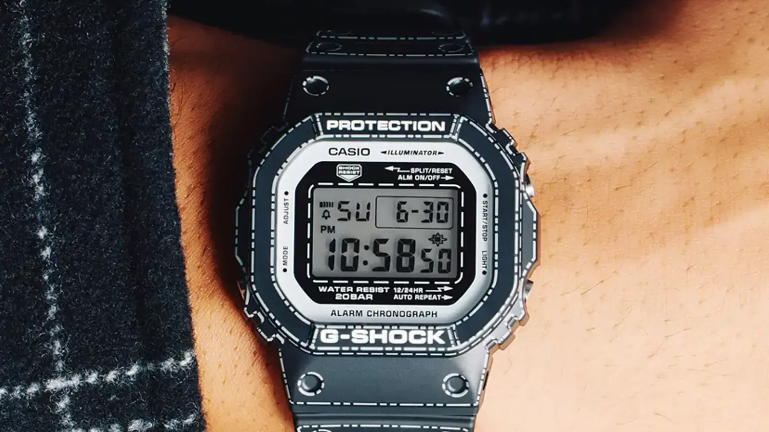 Hodinky Casio G-SHOCK DW-5600RGM-1ER na zápěstí