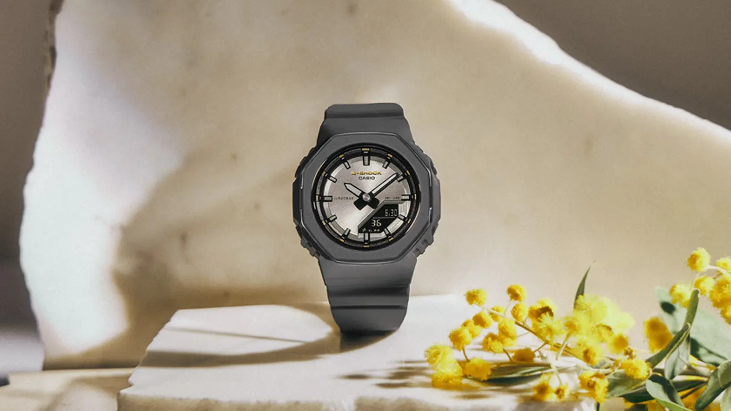 Vystaven&eacute; hodinky Casio GMA-P2126W-8AER na kameni