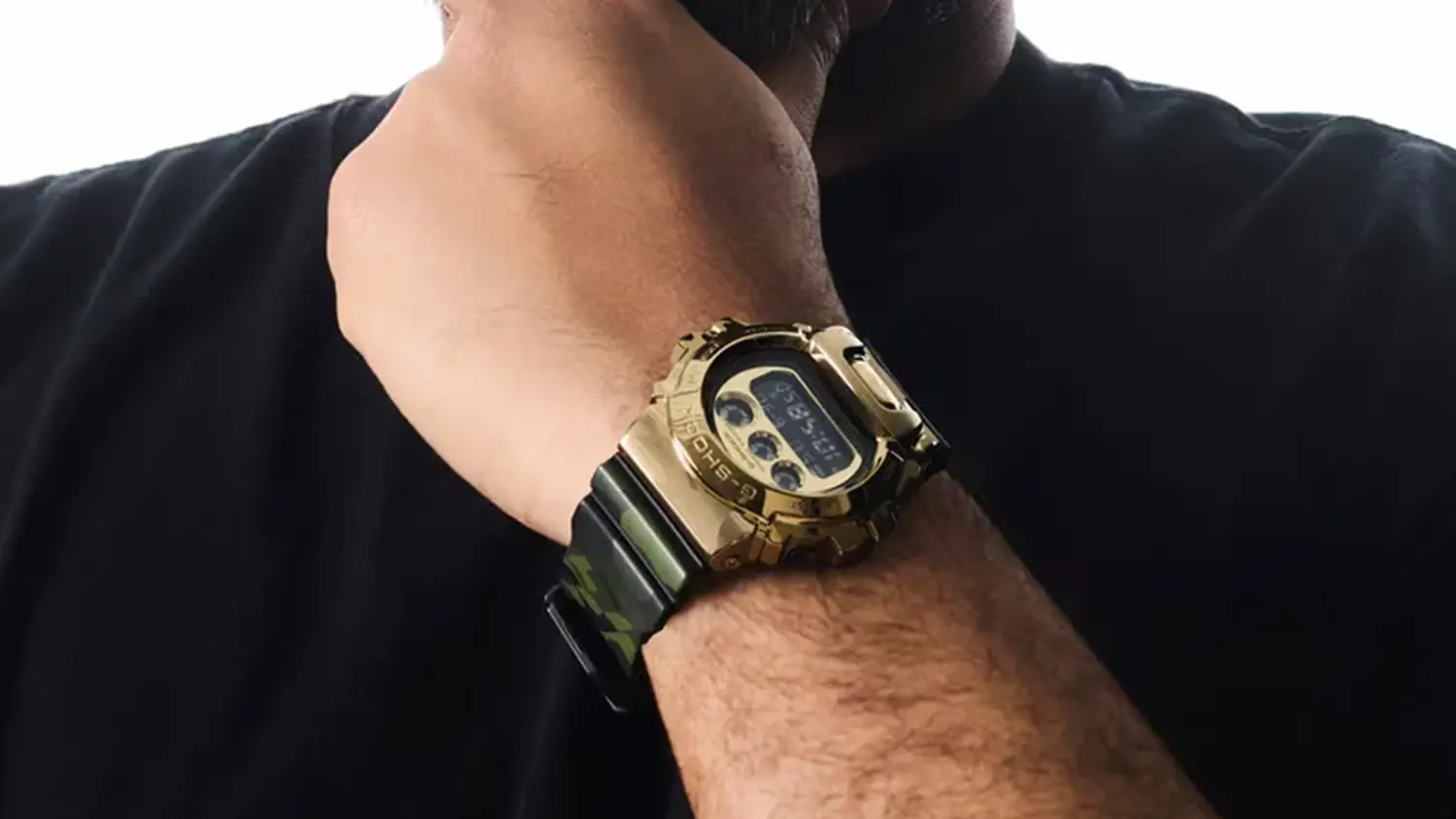 Muž má na ruce hodinky Casio GM-6900CMG-3ER G-SHOCK