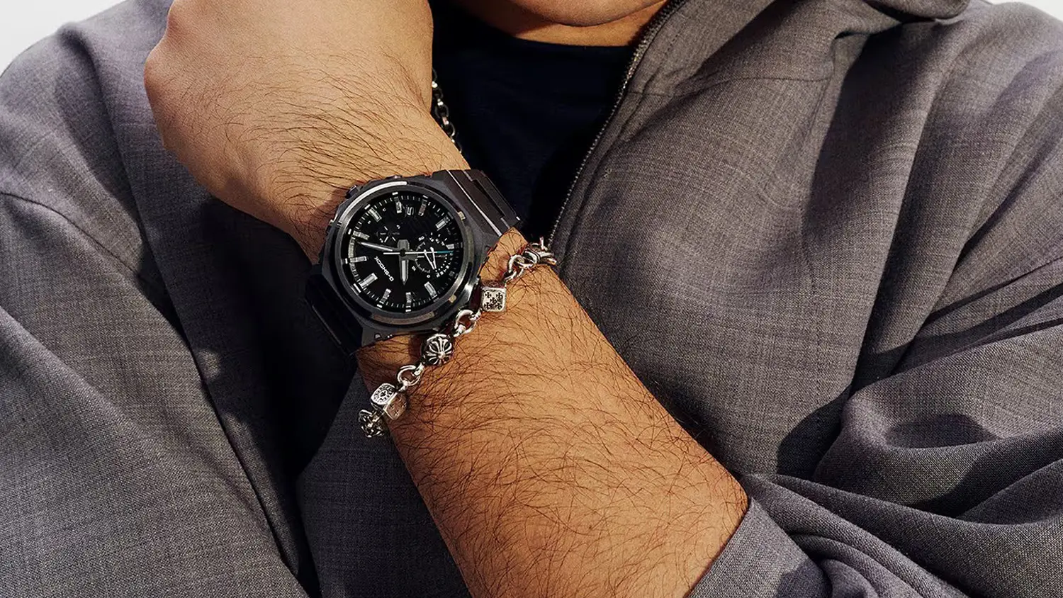 Pánské hodinky Casio GST-B1000BD-1AER na ruce muže.