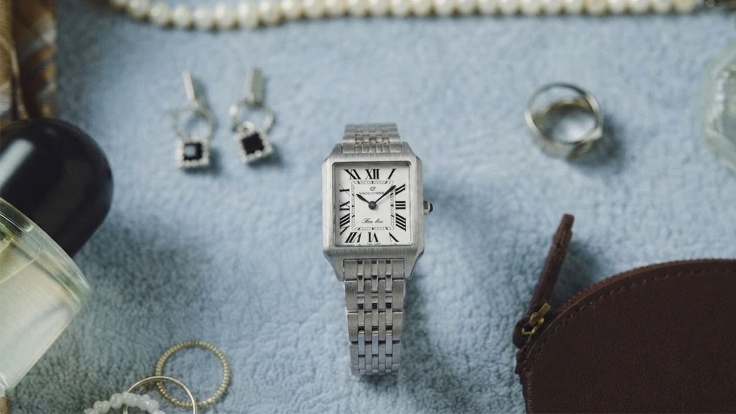 Hodinky Casio LTP-B190D-7BVER na podložke so &scaron;perkami a parfumom
