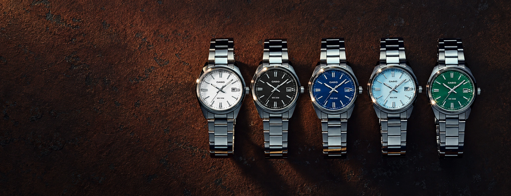 Pět hodinek Casio Timeless Collection s ocelovým tahem a různě barevnými ciferníky