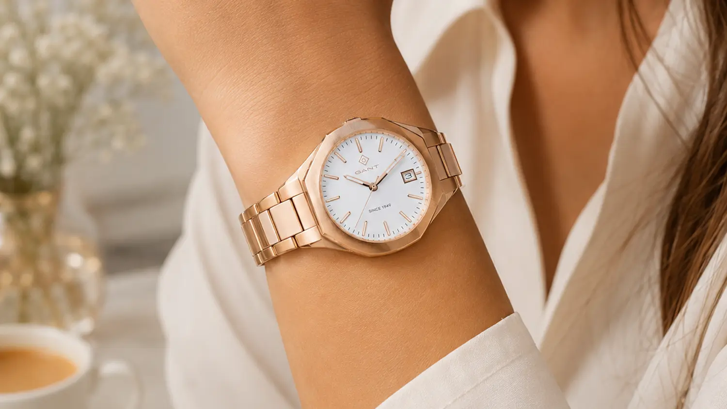 Dámské hodinky GANT Quincy Lady G164004 na ruce ženy.
