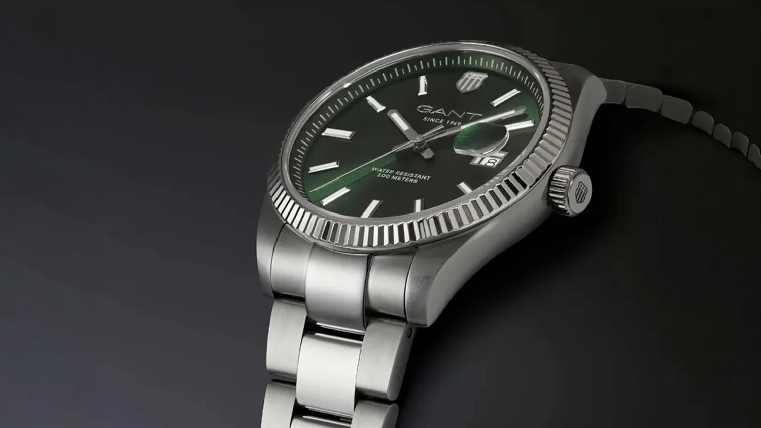 Pánské náramkové hodinky Gant Prestige P106003 položené na stole