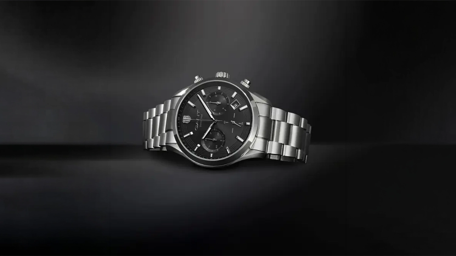 Detailn&yacute; pohľad na hodinky Gant Prestige P206002 na čiernom pozad&iacute;